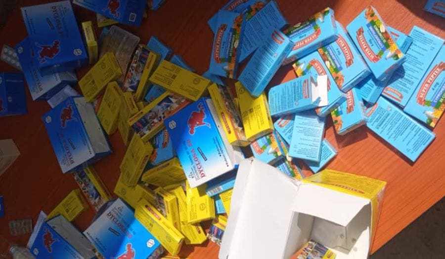 Boites de médicaments sur une table de la gendarmerie