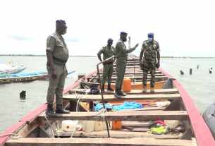 Image de gendarmes fouillant des pirogues.