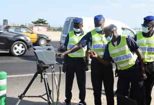 Des gendarmes avec un radar contre les excès de vitesse.