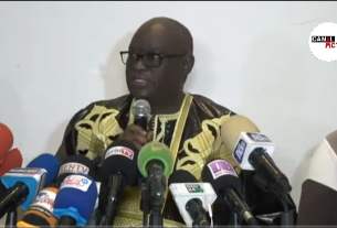 Me Elhadji Diouf lors d'une conférence de presse