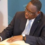 Macky sall sur une table