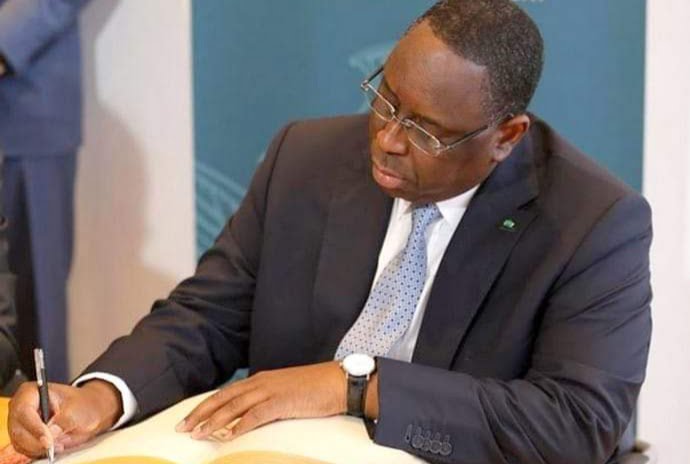Macky sall sur une table