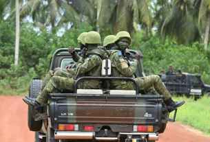 Des soldats dans un vehicule.