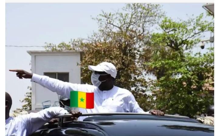 macky sall dans une voiture