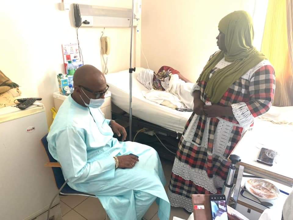 Barthélémy Dias rend visite aux blessés.