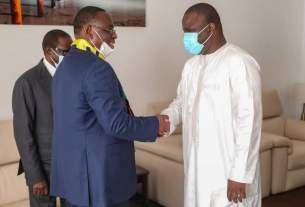 Macky SALL et des membres de l'opposition (Yewwi Askan Wi) au salon d'honneur de l'aéroport militaire de Yoff.