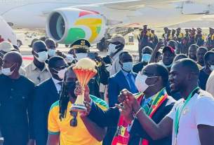 Macky sall et les lions à l'aéroport LSS de Yoff.