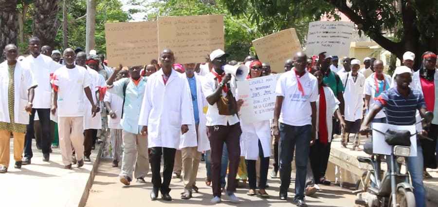 Greve manifestions marche agent de la sante Sénégal.