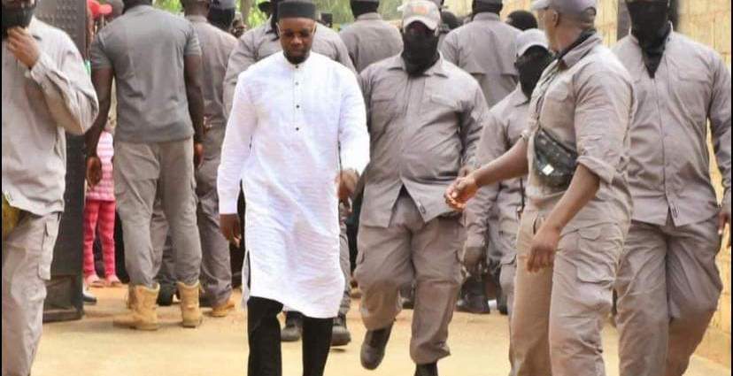 Ousmane Sonko et ses garde corps