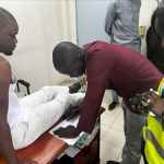 Ousmane Sonko avec un médecin au tribunal de Dakar