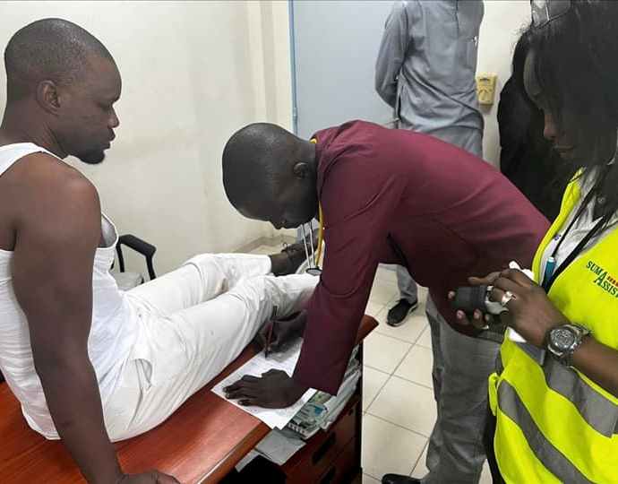 Ousmane Sonko avec un médecin au tribunal de Dakar