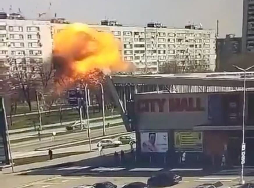 Frappe meurtrière sur un immeuble résidentiel par un missile (image d'illustration)