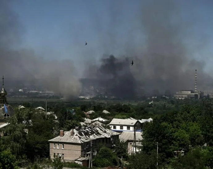 De la fumée noire pendant une bataille entre les troupes russes et ukrainiennes.