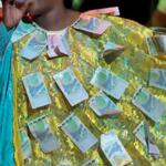 femme avec billet de banque cérémonie mariage baptême Sénégal
